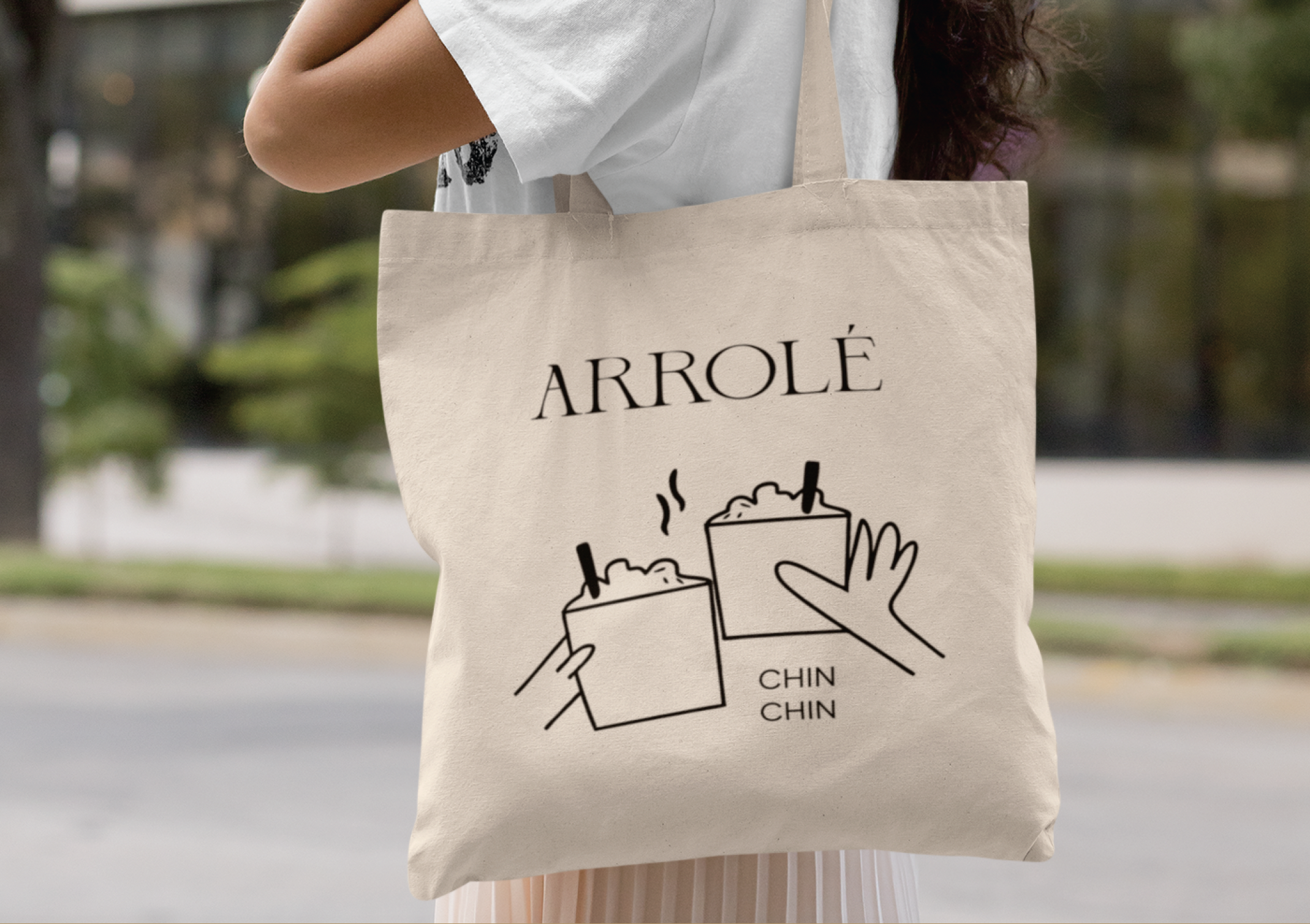 Persona llevando bolsa de lona con marca ARROLÉ