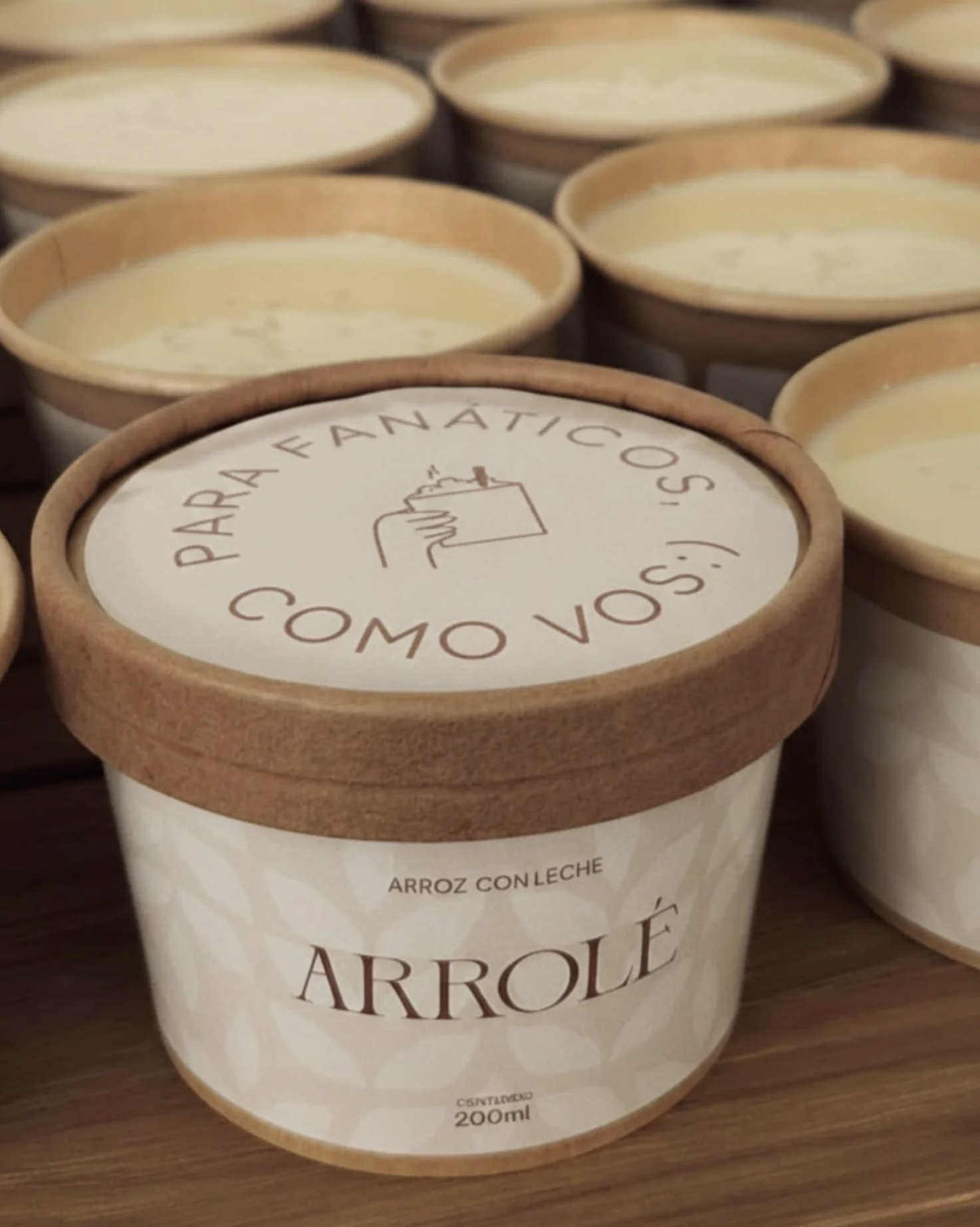 Primer plano de múltiples recipientes circulares con tapas de marca