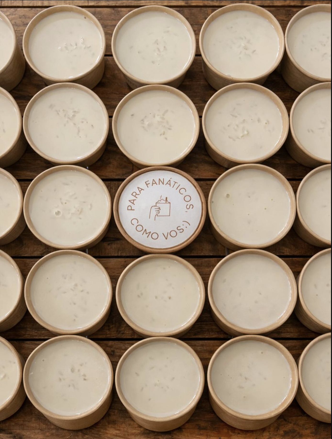 Vista de grilla de múltiples recipientes circulares blancos