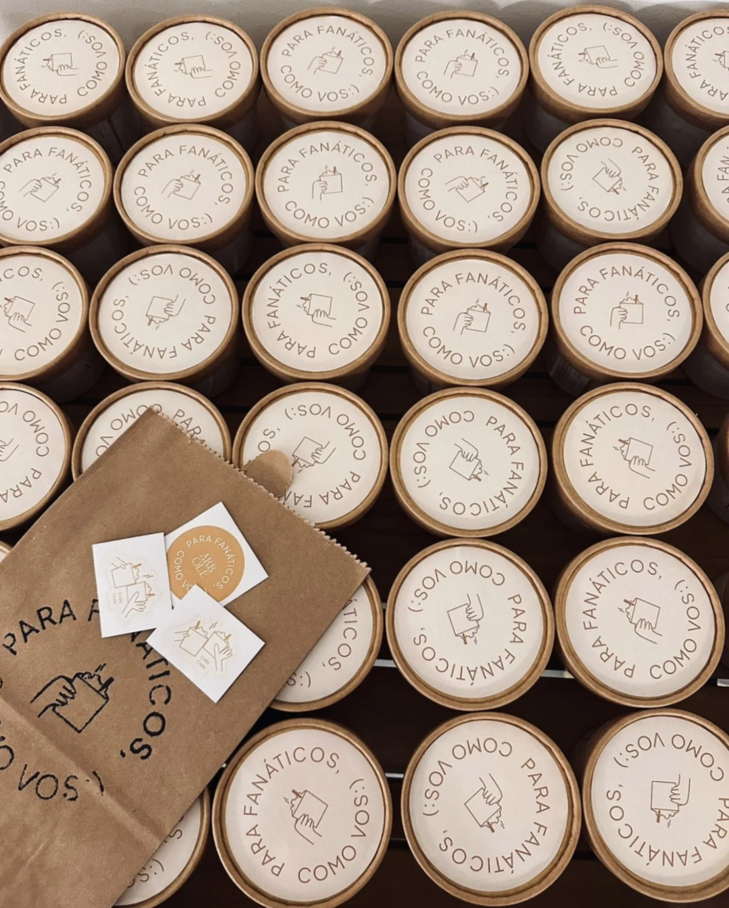 Múltiples recipientes circulares con tapas de marca